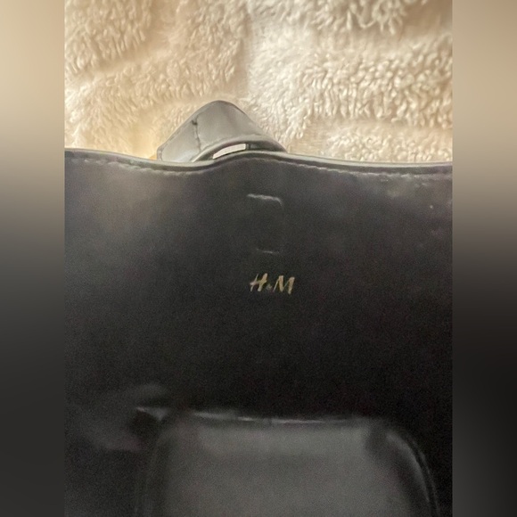 Chic Black Shoulder Bag - Picture 3 of 3